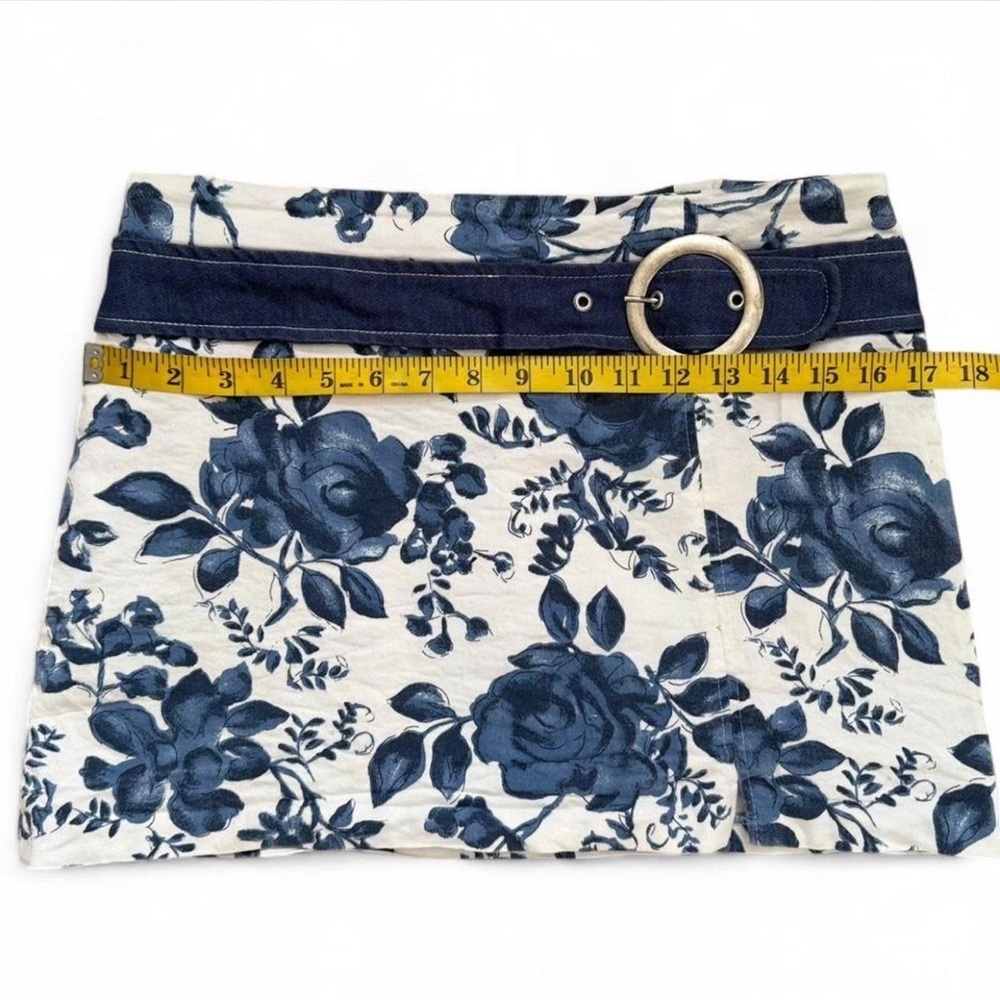 Vintage Y2K Mini Skirt Floral Belted Mini Skirt Navy Belt Silver Accent Slit - Picture 7 of 11